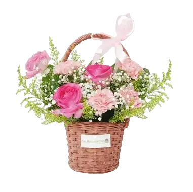 Rangkaian bunga dalam keranjang yang berisi mawar merah muda, anyelir merah muda, dilengkapi dengan baby's breath