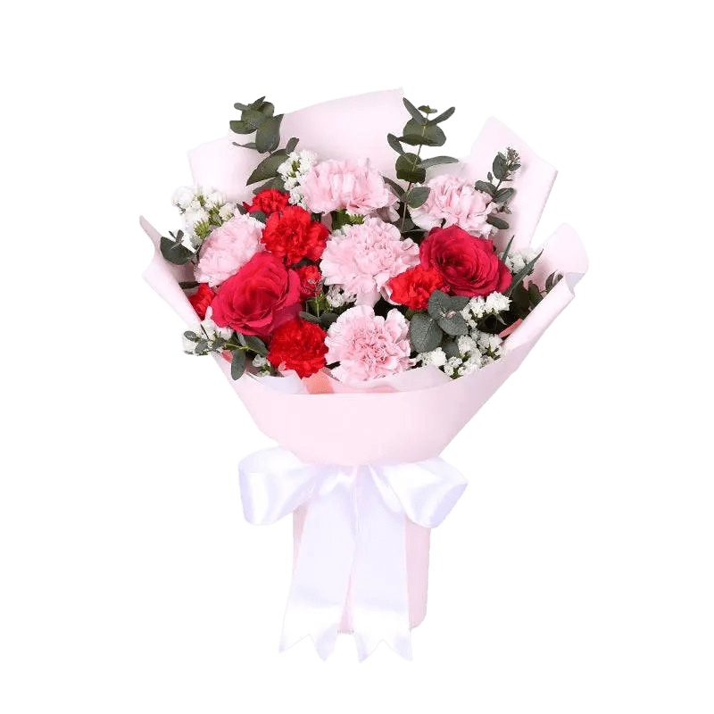 Buket bunga yang terbuat dari rangkaian bunga mawar merah muda, anyelir, statice, dan daun eucalyptus.